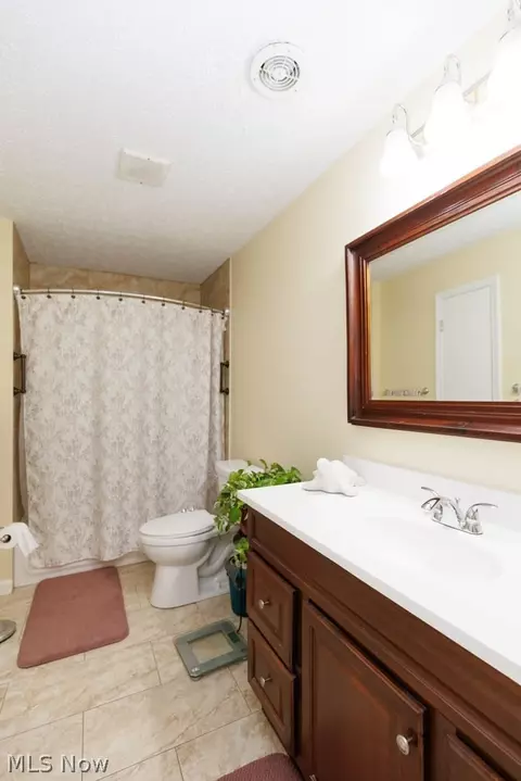 Bath - 245 Defiance Ave, Elyria, OH 44035 photo 2 of 2