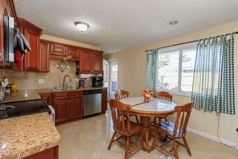 Kitchen - 245 Defiance Ave, Elyria, OH 44035 photo 4 of 4
