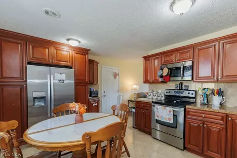 Kitchen - 245 Defiance Ave, Elyria, OH 44035 photo 3 of 4