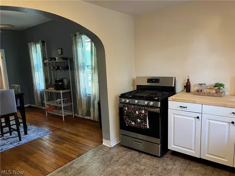 Entry Way - 2018 W 10th St, Ashtabula, OH 44004 photo 2 of 5