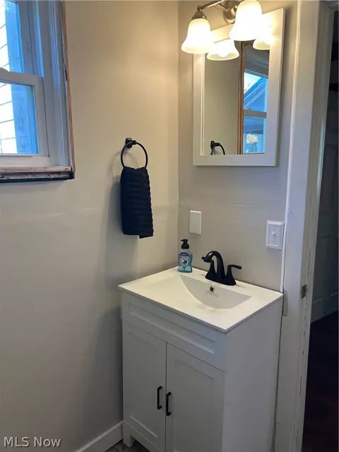 Bath - 2018 W 10th St, Ashtabula, OH 44004 photo 2 of 4