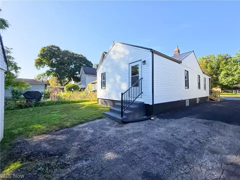 Exterior - 39 Forest Ave SE, Massillon, OH 44646 photo 4 of 5
