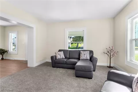 Living - 153 Elm St, Struthers, OH 44471 photo 2 of 3