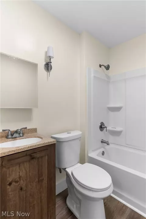Bath - 153 Elm St, Struthers, OH 44471 photo 1 of 1