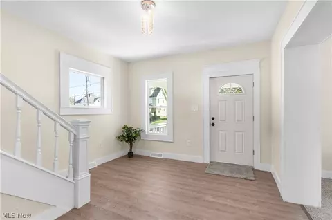 Entry Way - 153 Elm St, Struthers, OH 44471 photo 1 of 4