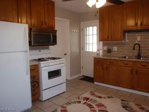 801 Concord Ave, Elyria, OH 44035 photo 5