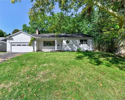 1867 Thornhill Dr, Akron, OH 44313