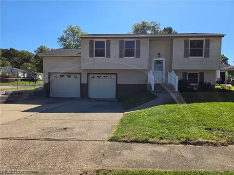 1025 Sunnywood Ln, Ravenna, OH 44266