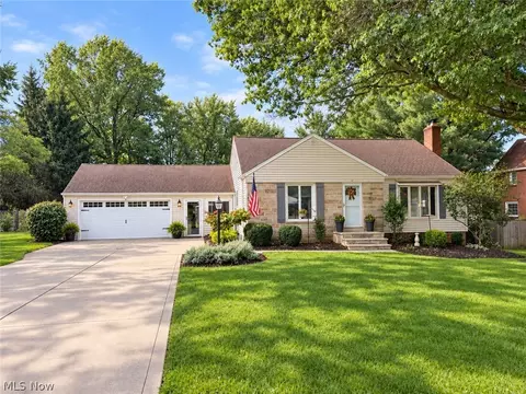 278 Ridgeview Dr, Seven Hills, OH 44131