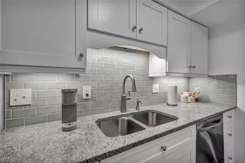 Kitchen - 9838 Highgate Ct, Mentor, OH 44060 photo 4 of 6