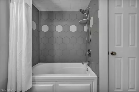 Bath - 9838 Highgate Ct, Mentor, OH 44060 photo 3 of 4