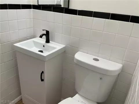 Bath - 1729 Rockefeller Rd, Wickliffe, OH 44092 photo 2 of 3