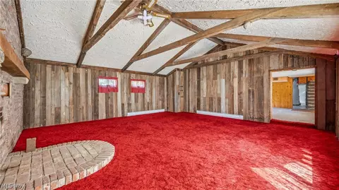 Living - 668 Hazelton St, Masury, OH 44438 photo 8 of 10