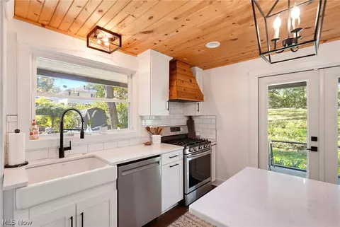 Kitchen - 150 E Warner Rd, Akron, OH 44319 photo 3 of 3