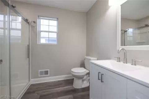 Bath - 1716 Robindale St, Wickliffe, OH 44092 photo 2 of 4