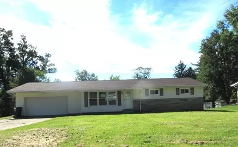 2740 Village Dr, Zanesville, OH 43701