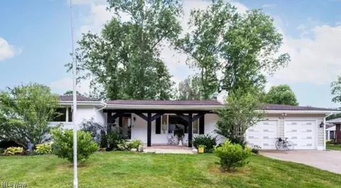 31 Lake Shore Dr, Youngstown, OH 44511