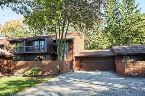 905 Spicers Ln, Northfield, OH 44067