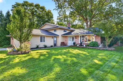 26673 Sudbury Dr, North Olmsted, OH 44070