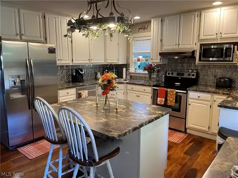 Kitchen - 1040 Calla Rd E, Poland, OH 44514 photo 2 of 2