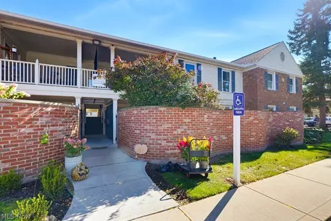 2109 Glouchester Dr, Lyndhurst, OH 44124