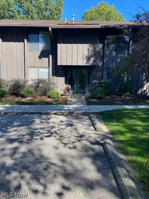 7465 Millrace Ln #102, Sagamore Hills, OH 44067