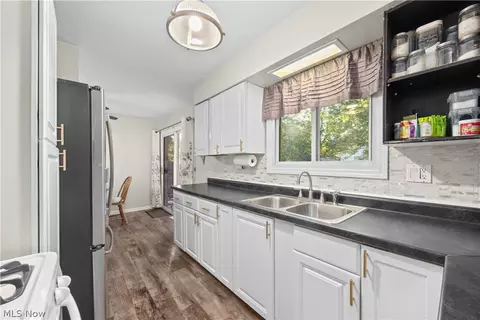 Kitchen - 525 Purdue Ave, Elyria, OH 44035 photo 3 of 3