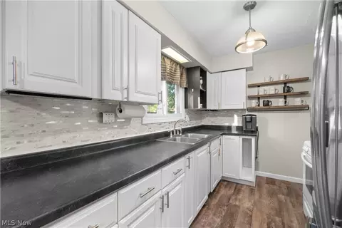 Kitchen - 525 Purdue Ave, Elyria, OH 44035 photo 2 of 3
