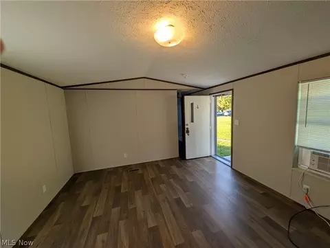 Living - 140 Briarcliff Dr, Elyria, OH 44035 photo 1 of 2