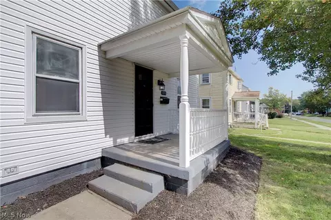 Exterior - 816 Devine St, Alliance, OH 44601 photo 3 of 7