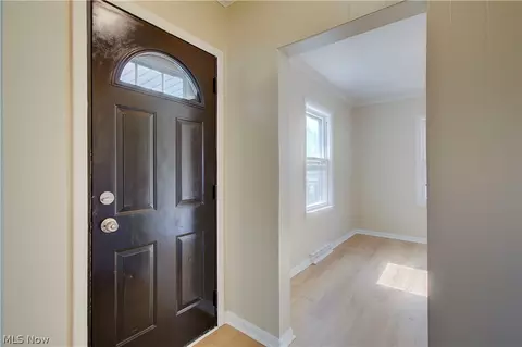 Entry Way - 816 Devine St, Alliance, OH 44601 photo 1 of 3