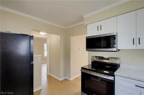 Entry Way - 816 Devine St, Alliance, OH 44601 photo 2 of 3