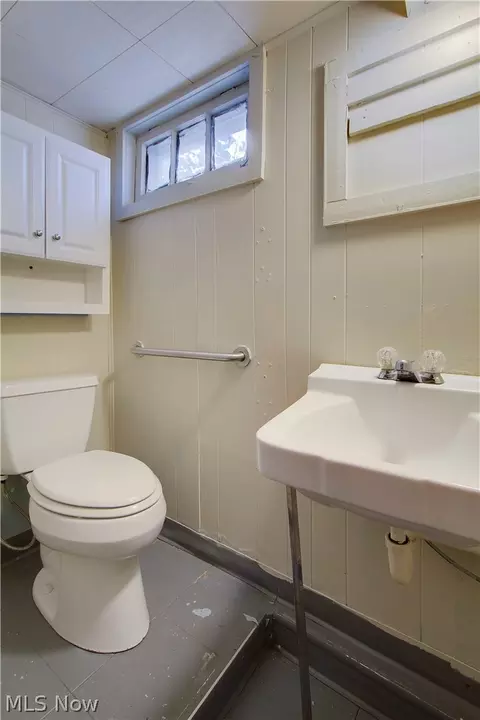 Bath - 816 Devine St, Alliance, OH 44601 photo 2 of 2