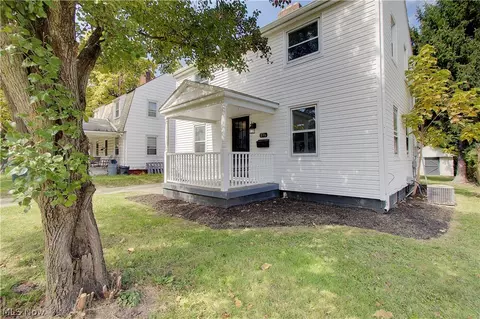 Exterior - 816 Devine St, Alliance, OH 44601 photo 2 of 7