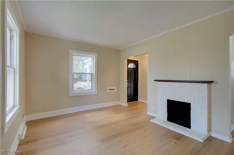 Living - 816 Devine St, Alliance, OH 44601 photo 2 of 4