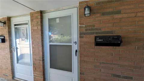 21860 River Oaks Dr #G9, Rocky River, OH 44116