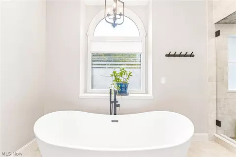 Bath - 29437 Eddy Rd, Willoughby Hills, OH 44092 photo 5 of 8
