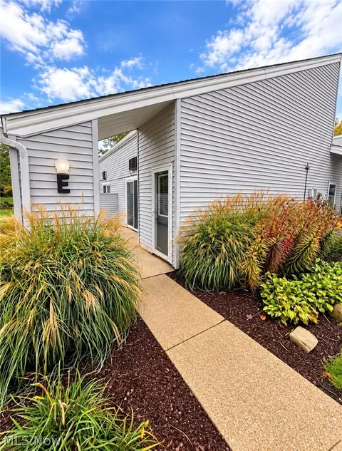 1555 Cedarwood Dr #E, Westlake, OH 44145