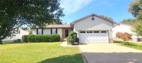 813 Barclay St, Belpre, OH 45714