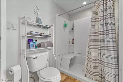 Bath - 131 Hickory Cir, Elyria, OH 44035 photo 2 of 2