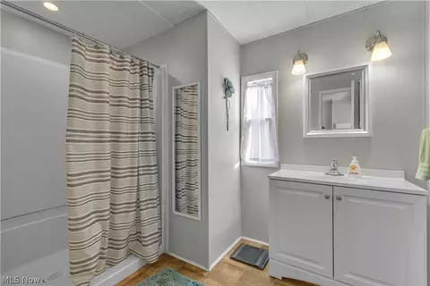 Bath - 131 Hickory Cir, Elyria, OH 44035 photo 1 of 2