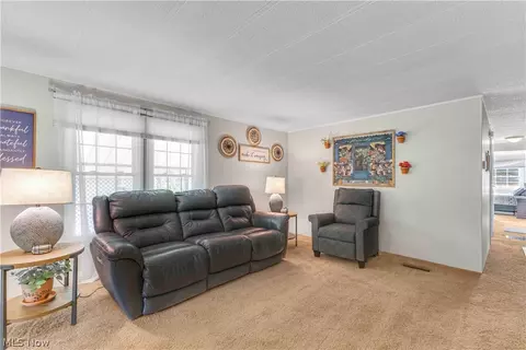 Living - 131 Hickory Cir, Elyria, OH 44035 photo 2 of 2
