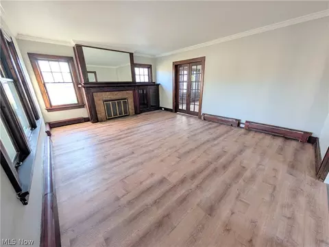 Living - 29 11th St NE, Massillon, OH 44646 photo 2 of 4
