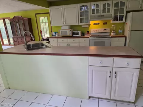 Kitchen - 10057 Thwing Rd, Chardon, OH 44024 photo 5 of 10