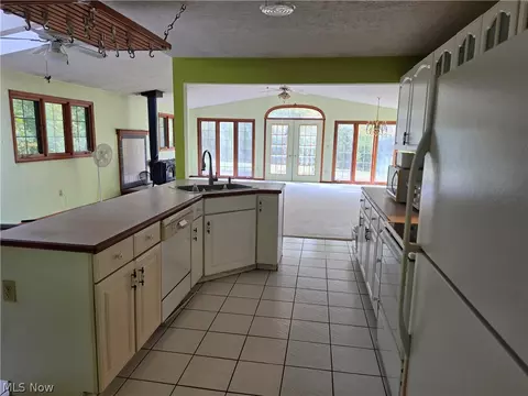 Kitchen - 10057 Thwing Rd, Chardon, OH 44024 photo 3 of 10