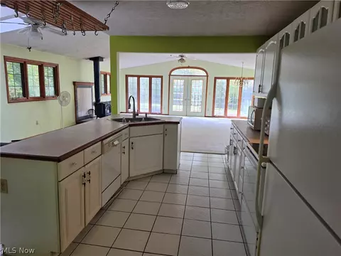 Kitchen - 10057 Thwing Rd, Chardon, OH 44024 photo 4 of 10