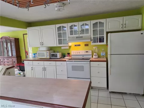 Kitchen - 10057 Thwing Rd, Chardon, OH 44024 photo 6 of 10