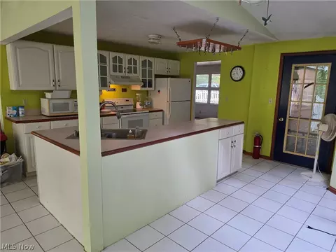 Kitchen - 10057 Thwing Rd, Chardon, OH 44024 photo 9 of 10