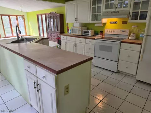 Kitchen - 10057 Thwing Rd, Chardon, OH 44024 photo 7 of 10