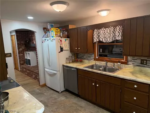 Entry Way - 322 Washington St, Barnesville, OH 43713 photo 2 of 4